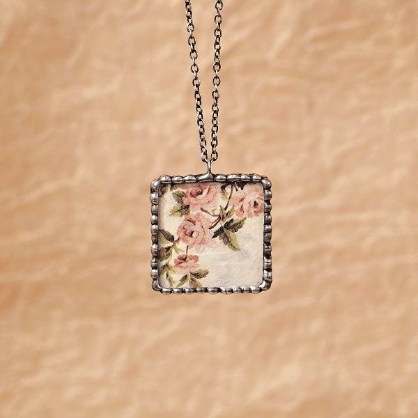 cínovaný náhrdelník vintage květiny