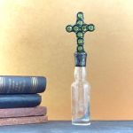 zelený skleněný kříž