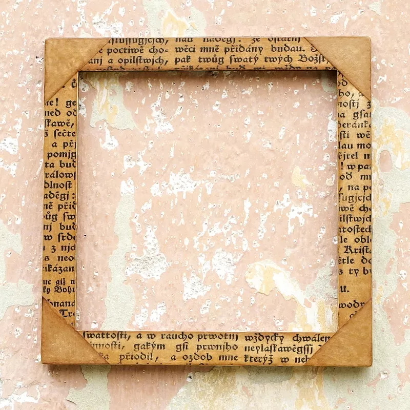 Dřevěný rámeček s motivem historického textu