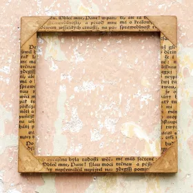 Dřevěný rámeček s motivem textu