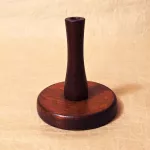 dřevěný stojánek na provázek a nůžky