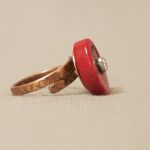 měděný prsten s červeným korálem