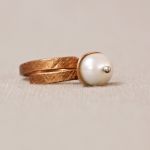 měděný prsten s perlou