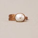 měděný prsten s perlou