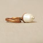 měděný prsten s velkou perlou