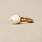 měděný prsten s velkou perlou