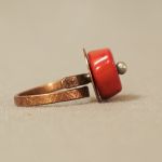prsten s červeným korálem