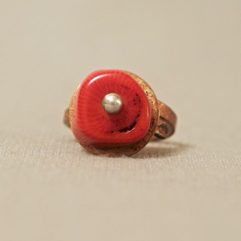 prsten s červeným korálem