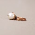 tepaný prsten s perlou
