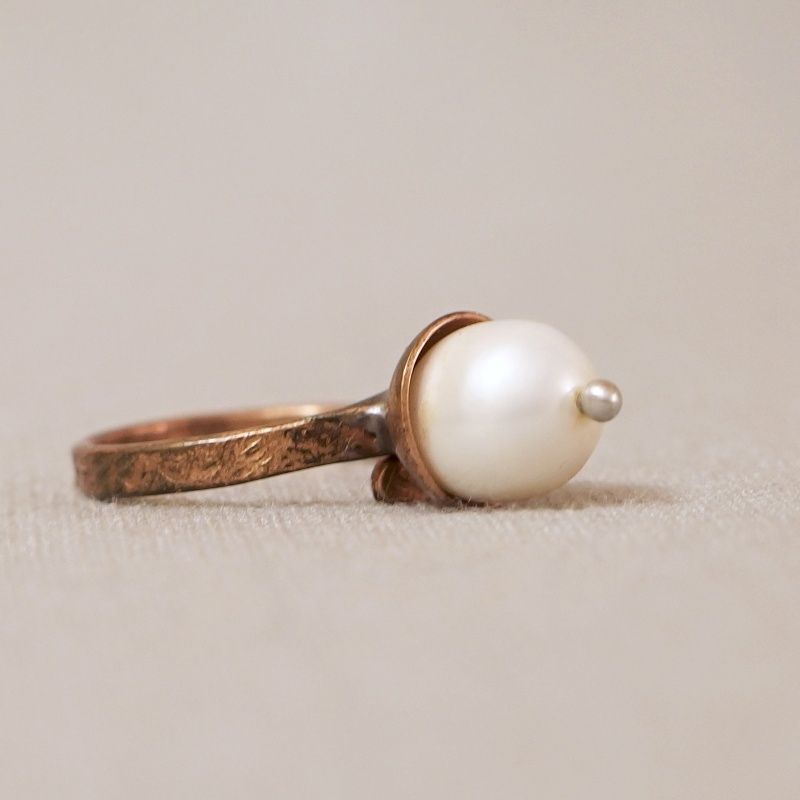 tepaný prsten s perlou