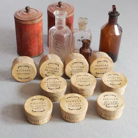 Kolekce vintage papirovych krabicek Pharmacie I inspirovana francouzskymi lekarenskymi obaly z 19. stoleti.