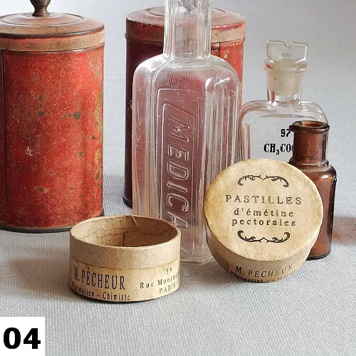 Vintage papirova krabicka Pharmacie I 04 s autorskou etiketou
