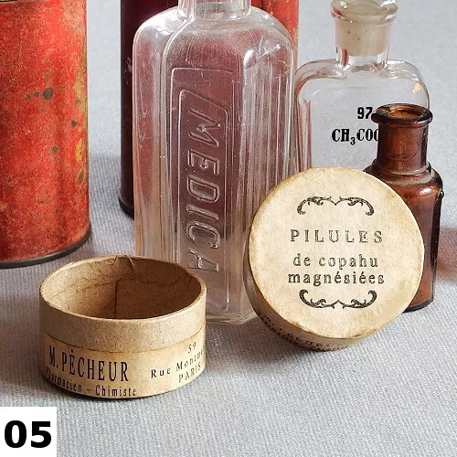Vintage papirova krabicka Pharmacie I 05 s autorskou etiketou
