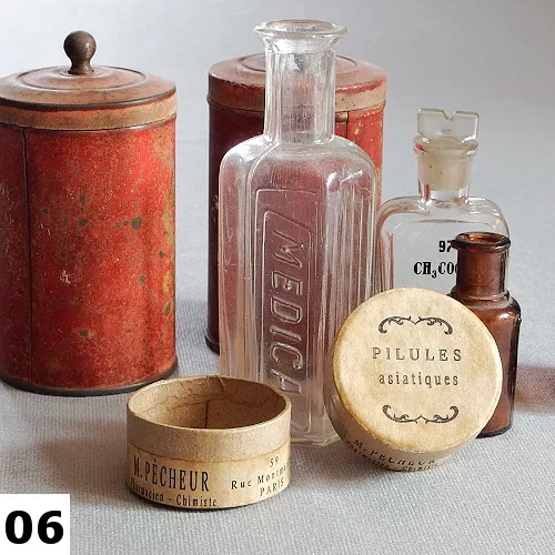 Vintage papirova krabicka Pharmacie I 06 s autorskou etiketou