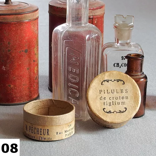 Vintage papirova krabicka Pharmacie I 08 s autorskou etiketou