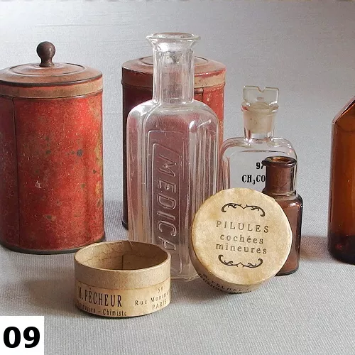 Vintage papirova krabicka Pharmacie I 09 s autorskou etiketou