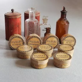 Kolekce vintage papirovych krabicek Pharmacie II inspirovana francouzskymi lekarenskymi obaly z 19. stoleti.