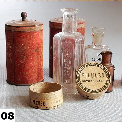 Vintage papirova krabicka Pharmacie II 08 s autorskou etiketou