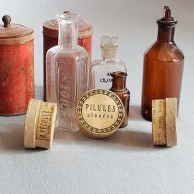 Vintage papírová krabička - Pharmacie II Miltika Detail rucne patinovane etikety vintage krabicky Pharmacie II s francouzskym textem