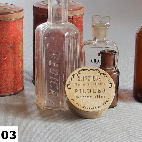 Vintage papirova krabicka Pharmacie I s autorskou etiketou „Pilules mercurielles“, inspirovana francouzskou lekarnou 19. stoleti.