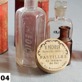 Vintage papirova krabicka Pharmacie I s autorskou etiketou „pastilles de lactate de fer“, inspirovana francouzskou lekarnou 19. stoleti.