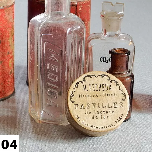 Vintage papirova krabicka Pharmacie I s autorskou etiketou „pastilles de lactate de fer“, inspirovana francouzskou lekarnou 19. stoleti.