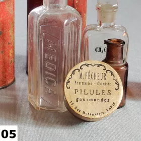 Vintage papirova krabicka Pharmacie I s autorskou etiketou „Pilules gourmandes“, inspirovana francouzskou lekarnou 19. stoleti.