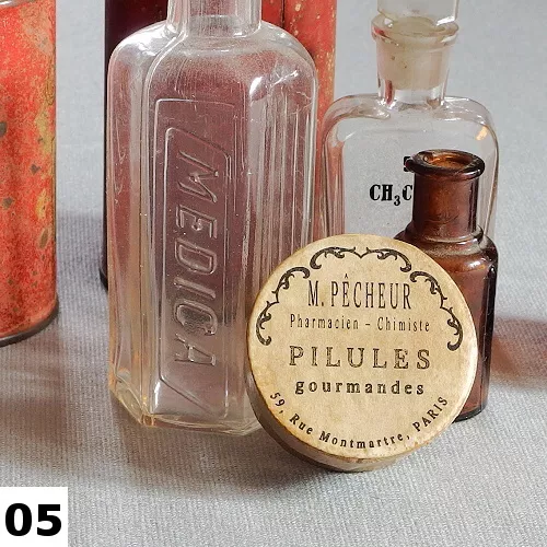 Vintage papirova krabicka Pharmacie I s autorskou etiketou „Pilules gourmandes“, inspirovana francouzskou lekarnou 19. stoleti.