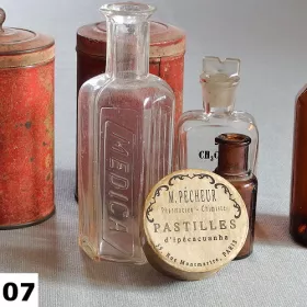 Vintage papirova krabicka Pharmacie I s autorskou etiketou „Pharmacie III vintage krabicka pastilles d ipecacuanha“, inspirovana francouzskou lekarnou 19. stoleti.