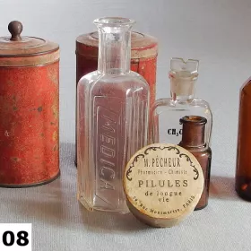 Vintage papirova krabicka Pharmacie I s autorskou etiketou „pilules de longue vie“, inspirovana francouzskou lekarnou 19. stoleti.