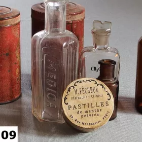 Vintage papirova krabicka Pharmacie I s autorskou etiketou „pastilles de menthe poivree“, inspirovana francouzskou lekarnou 19. stoleti.