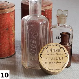 Vintage papirova krabicka Pharmacie I s autorskou etiketou „Pilules de cynoglosse“, inspirovana francouzskou lekarnou 19. stoleti.