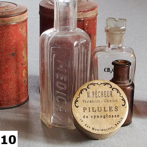 Vintage papirova krabicka Pharmacie I s autorskou etiketou „Pilules de cynoglosse“, inspirovana francouzskou lekarnou 19. stoleti.