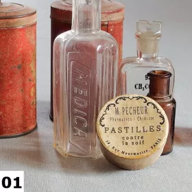 Vintage papirova krabicka Pharmacie I s autorskou etiketou „pastilles contre la soif“, inspirovana francouzskou lekarnou 19. stoleti.