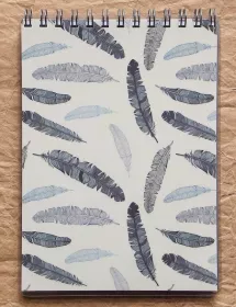 Vintage zápisník Terre I 03 s jemným motivem pírek a kroužkovou vazbou