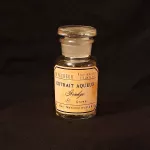 Lahvička s vintage etiketou Extrait 