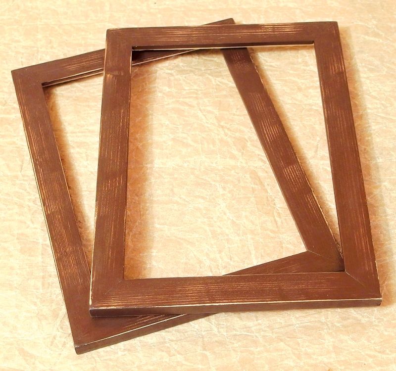 hnědý dřevěný rámeček s patinou