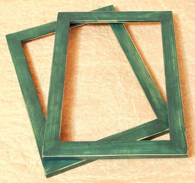 zelený dřevěný rámeček s patinou
