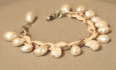 náramek s bílými perlami